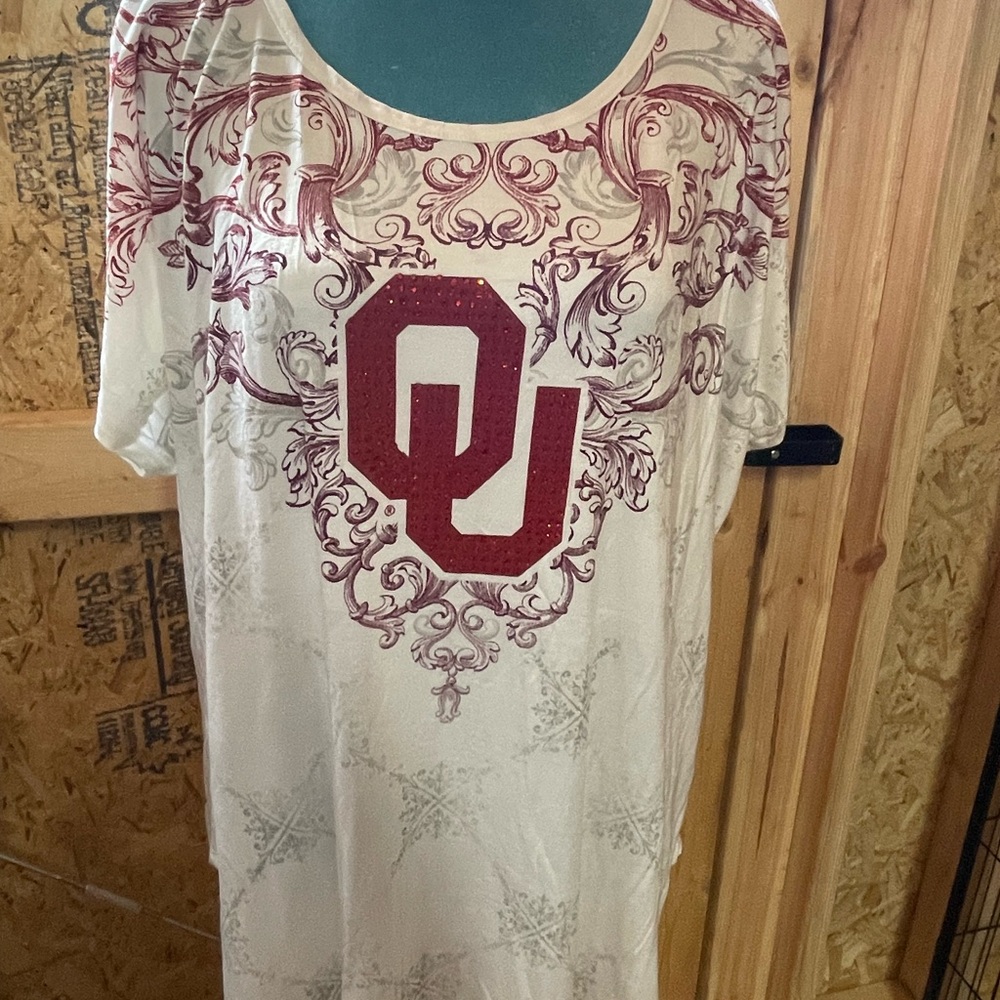Women's Short Sleeve Tee with Red and White Design